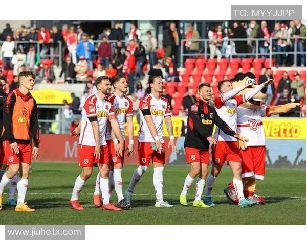 英国足球明星亲临中国掀起热潮球迷热情高涨期待精彩对决