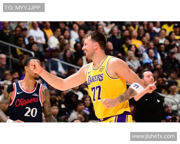 快船与湖人激战球馆内外球迷热情高涨共襄盛举